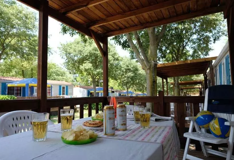 Hotelli Happy Camp In Camping Karavomilos Beach