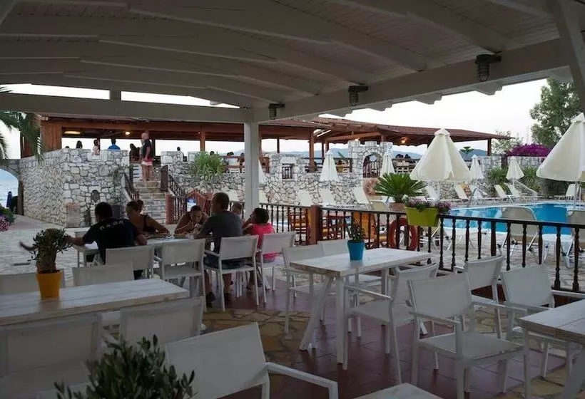 Hotelli Happy Camp In Camping Karavomilos Beach