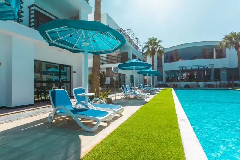 هتل La Rosa Waves Beach Resort And Aqua Park