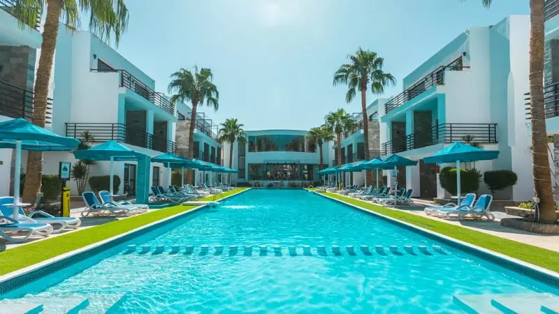 هتل La Rosa Waves Beach Resort And Aqua Park