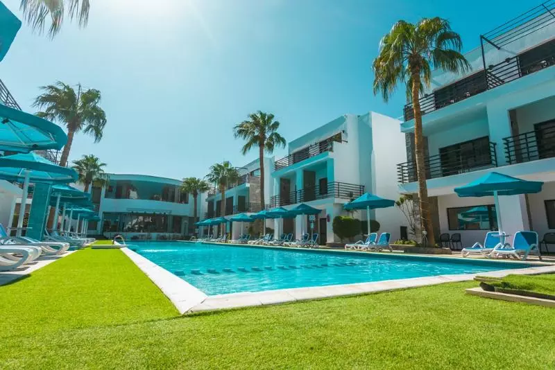 هتل La Rosa Waves Beach Resort And Aqua Park