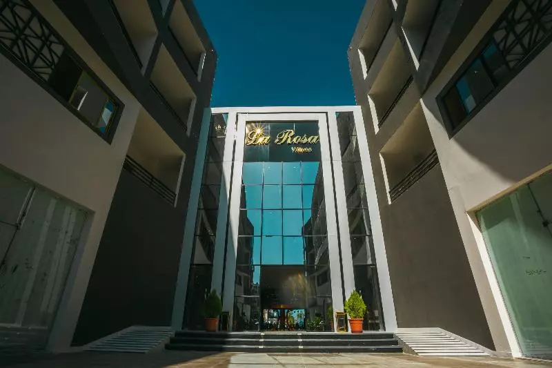 هتل La Rosa Waves Beach Resort And Aqua Park