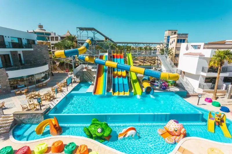 هتل La Rosa Waves Beach Resort And Aqua Park