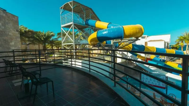 هتل La Rosa Waves Beach Resort And Aqua Park