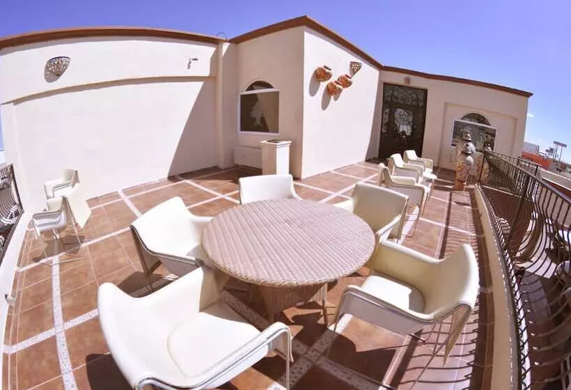 Hotelli Los Cedros Inn Delicias