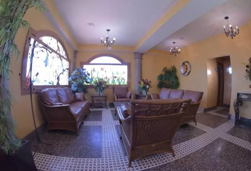 Hotelli Los Cedros Inn Delicias