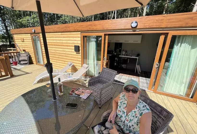 Hotelli Oak Boutique Lodge Includes Hot Tub, Air Con & Dog