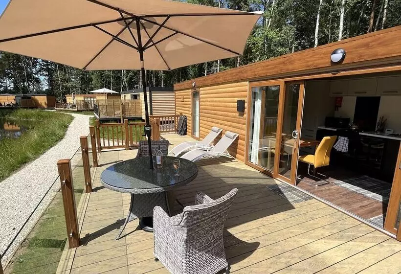 Hotelli Oak Boutique Lodge Includes Hot Tub, Air Con & Dog