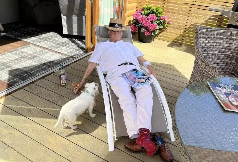 Hotelli Oak Boutique Lodge Includes Hot Tub, Air Con & Dog