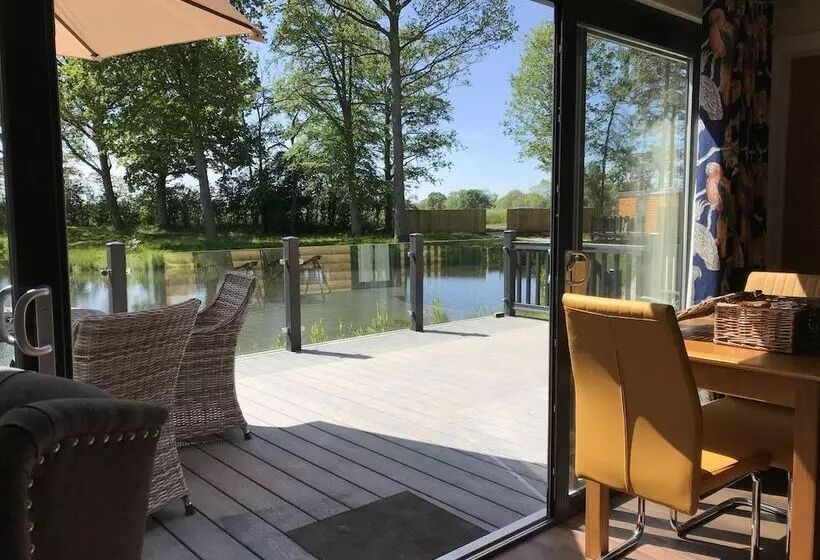 Hotelli Oak Boutique Lodge Includes Hot Tub, Air Con & Dog