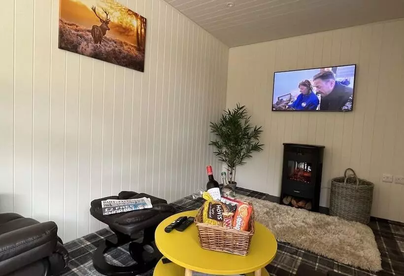 Hotelli Oak Boutique Lodge Includes Hot Tub, Air Con & Dog