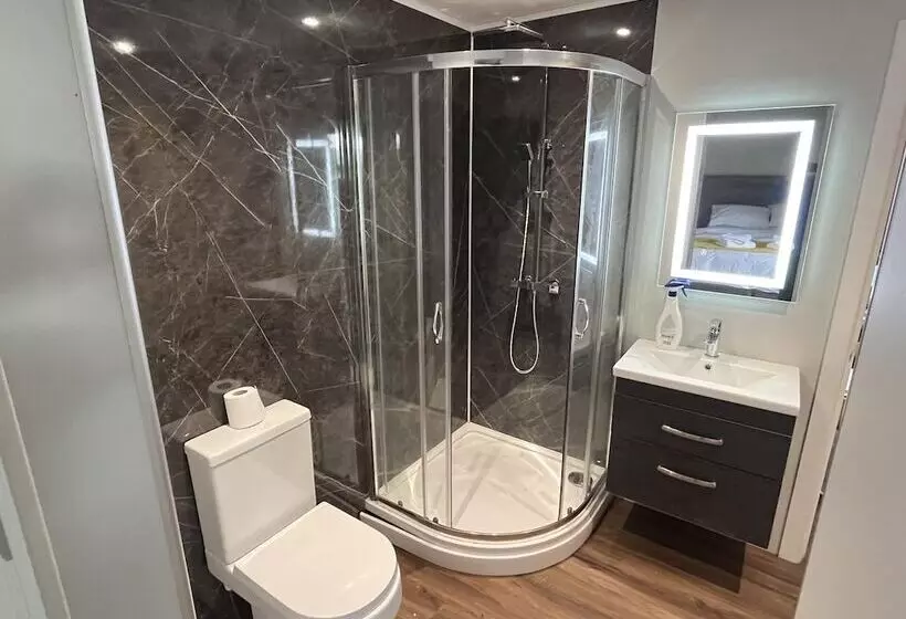 Hotelli Oak Boutique Lodge Includes Hot Tub, Air Con & Dog