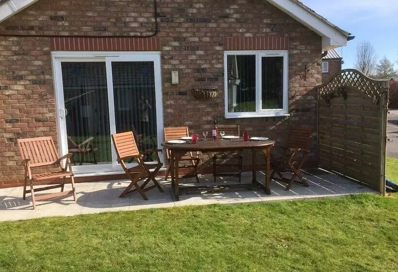 Cosy Dog Friendly Cottage, Sleeps 4, Bridlington