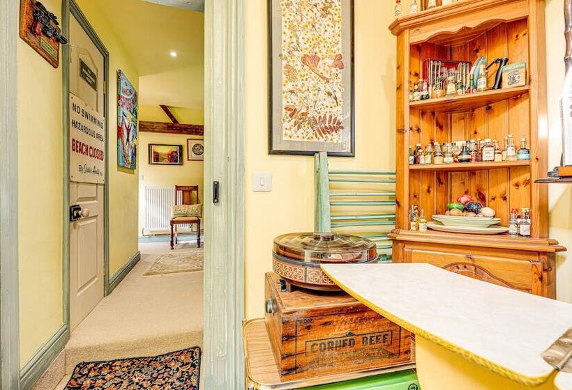 Family Country Cottage With A Private Valley View