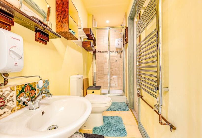 Family Country Cottage With A Private Valley View