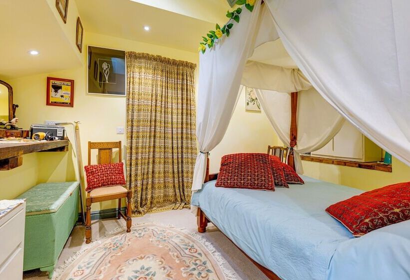 Family Country Cottage With A Private Valley View