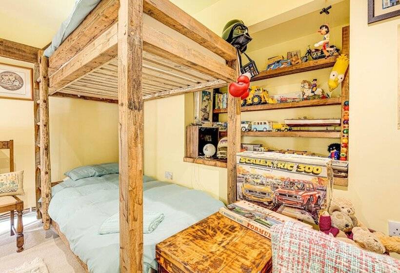 Family Country Cottage With A Private Valley View