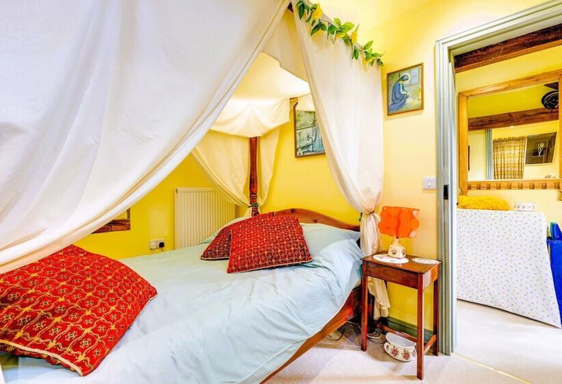 Family Country Cottage With A Private Valley View