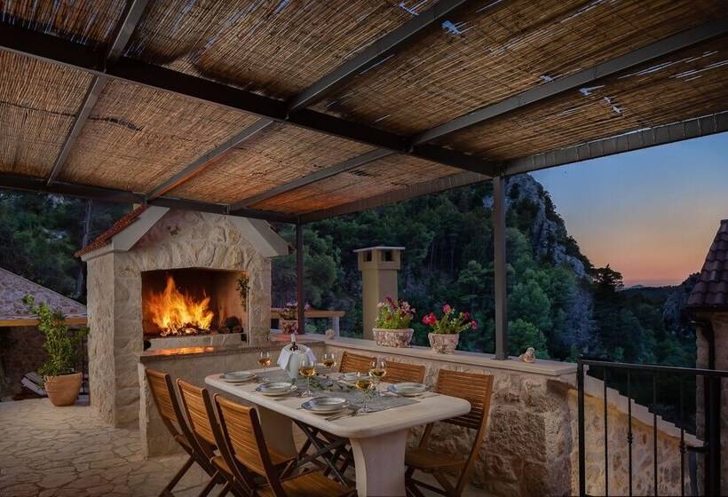 بنسيون Rustic Luxury Villa Fulmin