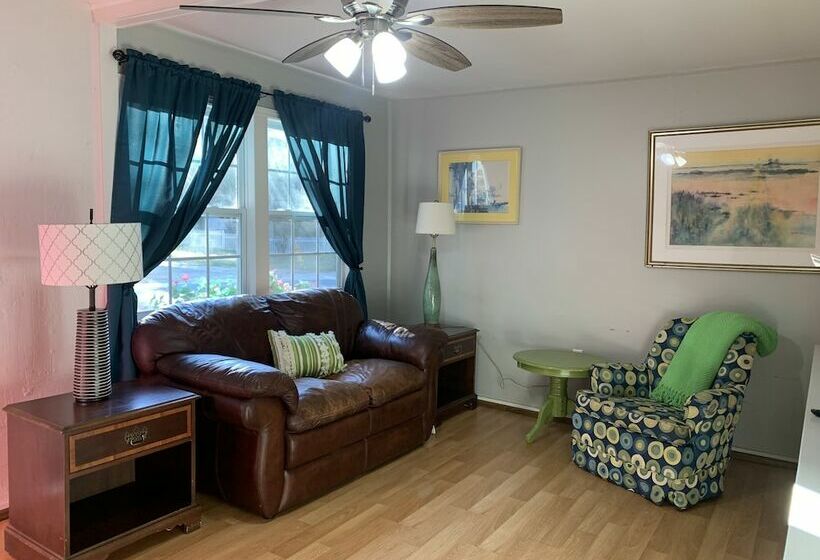 Nature Coast Inn And Cottages