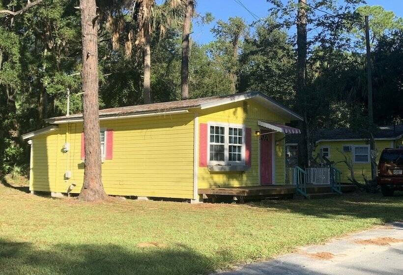 Nature Coast Inn And Cottages