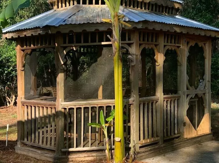 Nature Coast Inn And Cottages