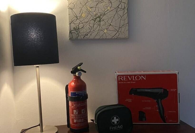 اقامتگاه Refurbished 3 Bed House In Manchester