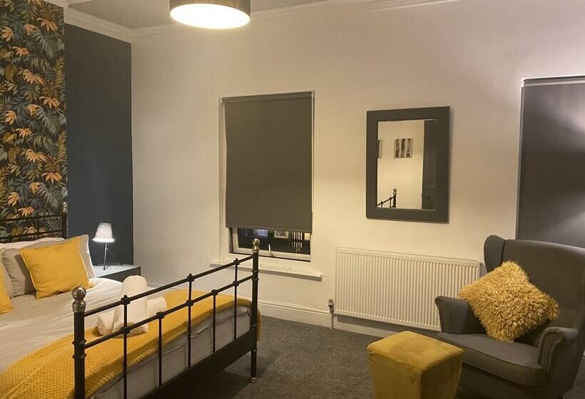 اقامتگاه Refurbished 3 Bed House In Manchester