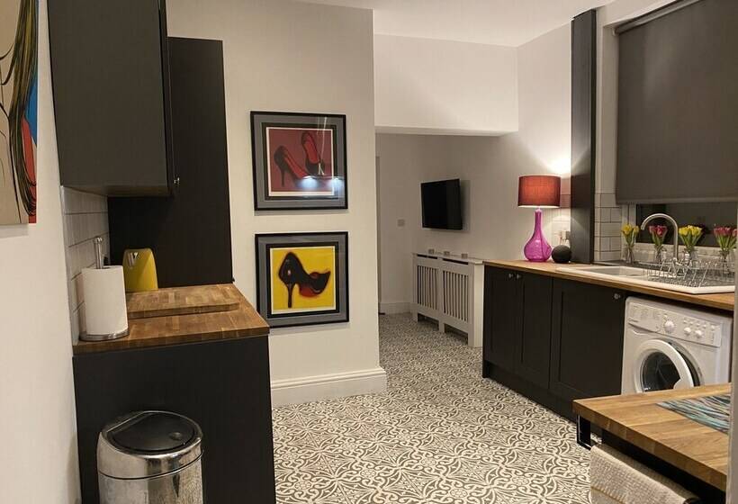 اقامتگاه Refurbished 3 Bed House In Manchester