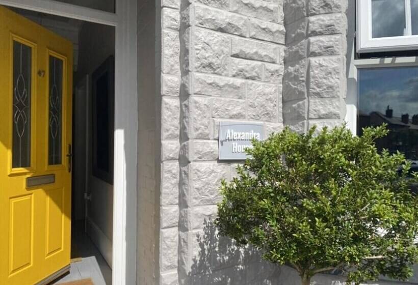 اقامتگاه Refurbished 3 Bed House In Manchester