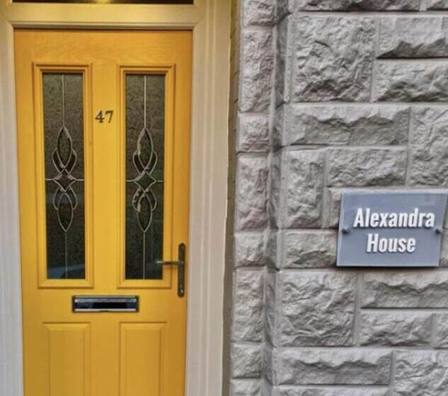 اقامتگاه Refurbished 3 Bed House In Manchester