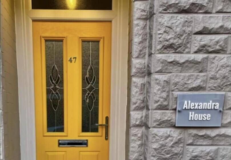 اقامتگاه Refurbished 3 Bed House In Manchester