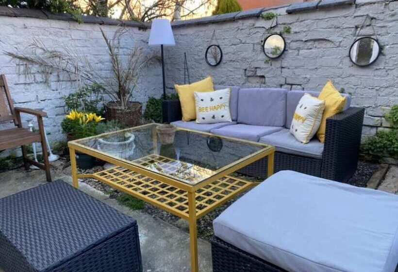 اقامتگاه Refurbished 3 Bed House In Manchester