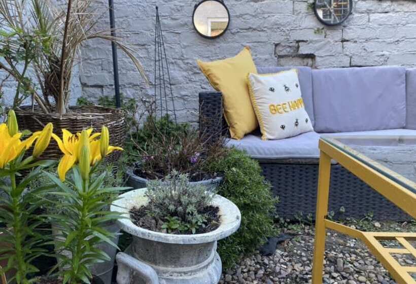 اقامتگاه Refurbished 3 Bed House In Manchester