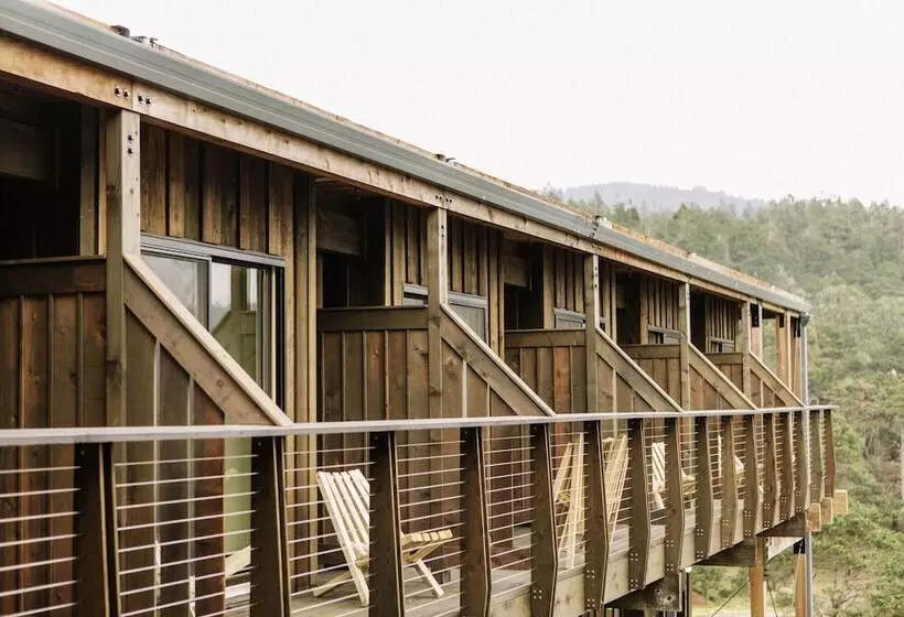 Hotelli Timber Cove Resort