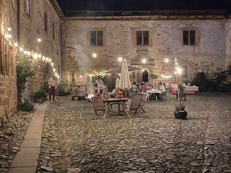 Отель Urlaub Im Wasserschloss Irmelshausen