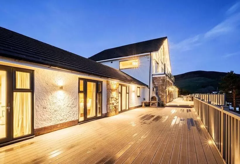 Residenssi Clwyd Gate Manor Pool Sauna Hottub Cave Wales