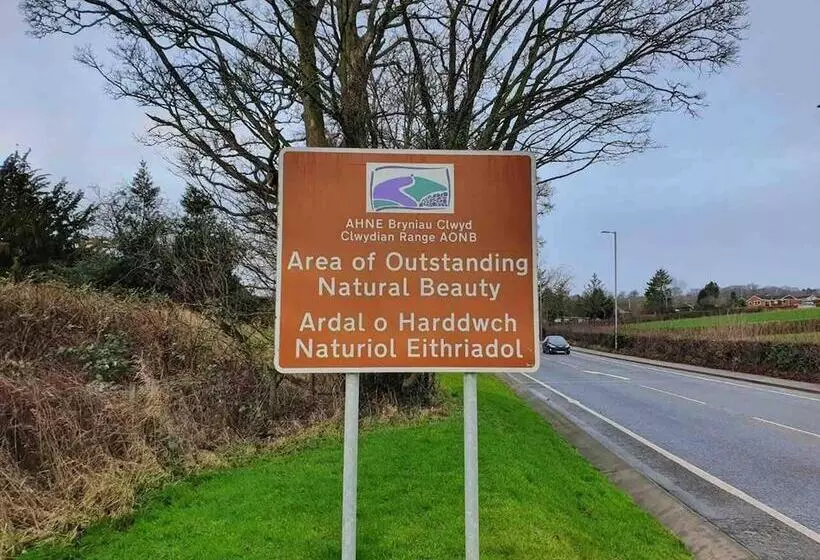 Residenssi Clwyd Gate Manor Pool Sauna Hottub Cave Wales