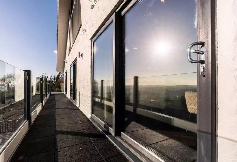 Residenssi Clwyd Gate Manor Pool Sauna Hottub Cave Wales