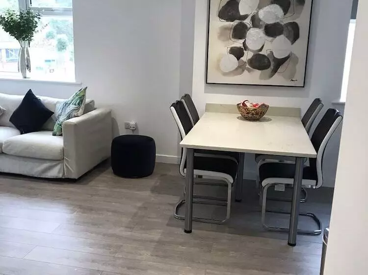 レジデンス Ella Court Apartments