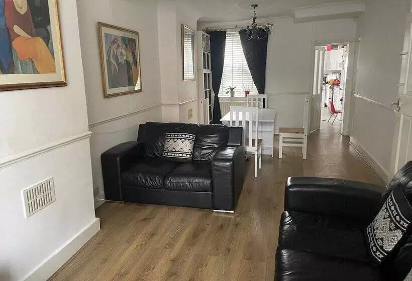 Residenssi Impeccable 2 Bed House In Leytonstone East London