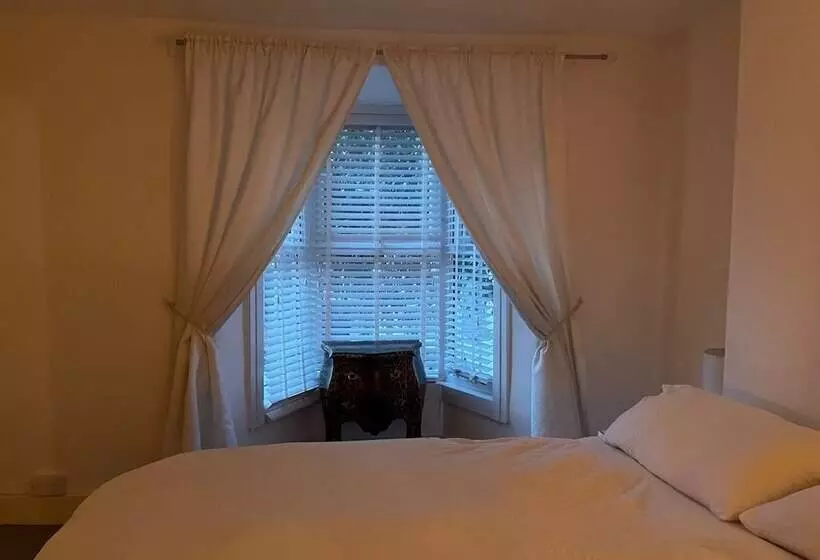 Residenssi Impeccable 2 Bed House In Leytonstone East London