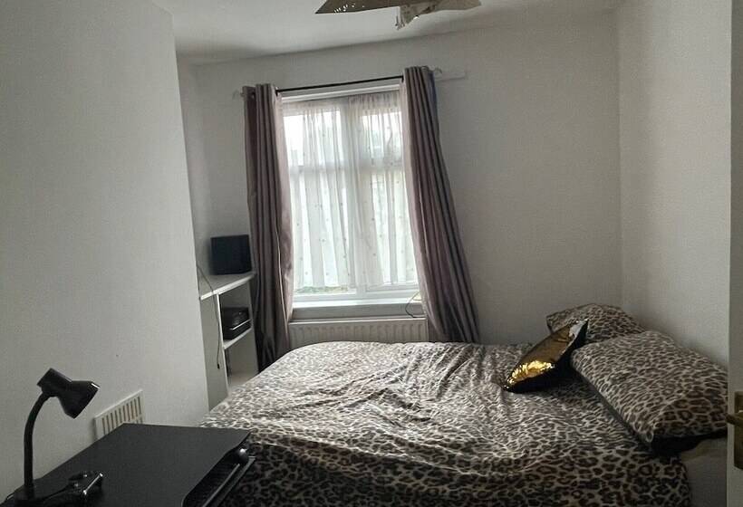إقامة Impeccable 2 Bed House In Leytonstone East London