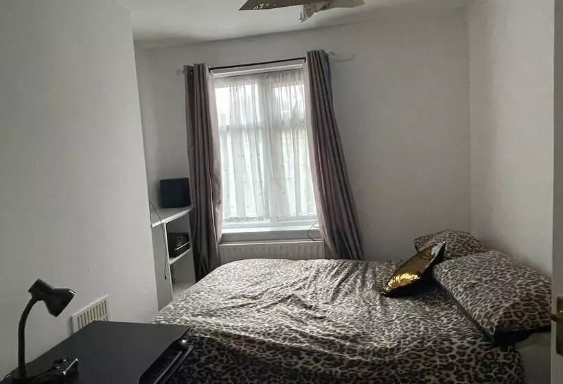 Residenssi Impeccable 2 Bed House In Leytonstone East London