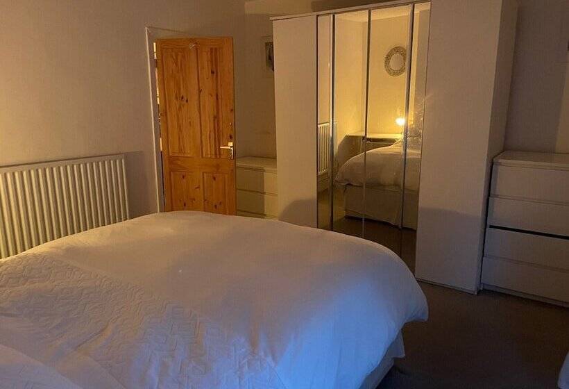 إقامة Impeccable 2 Bed House In Leytonstone East London