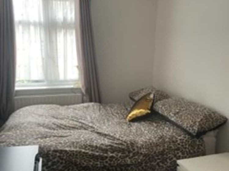 إقامة Impeccable 2 Bed House In Leytonstone East London