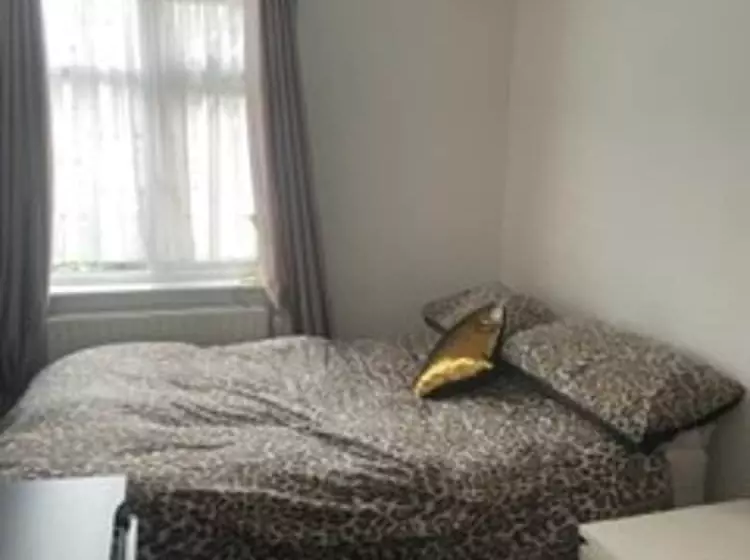 Residenssi Impeccable 2 Bed House In Leytonstone East London