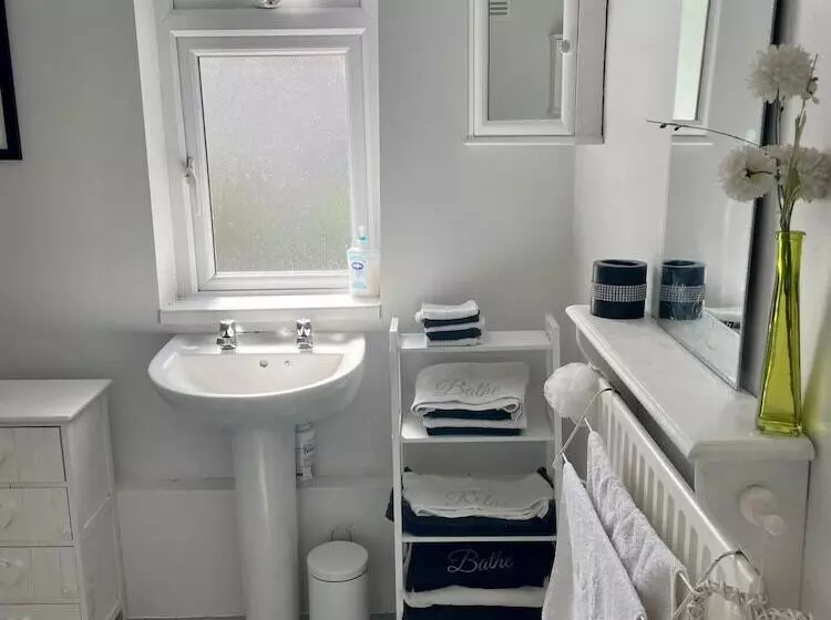 Residenssi Impeccable 2 Bed House In Leytonstone East London