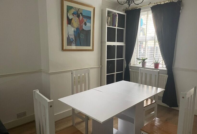 إقامة Impeccable 2 Bed House In Leytonstone East London