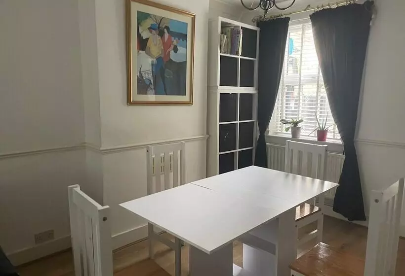 Residenssi Impeccable 2 Bed House In Leytonstone East London